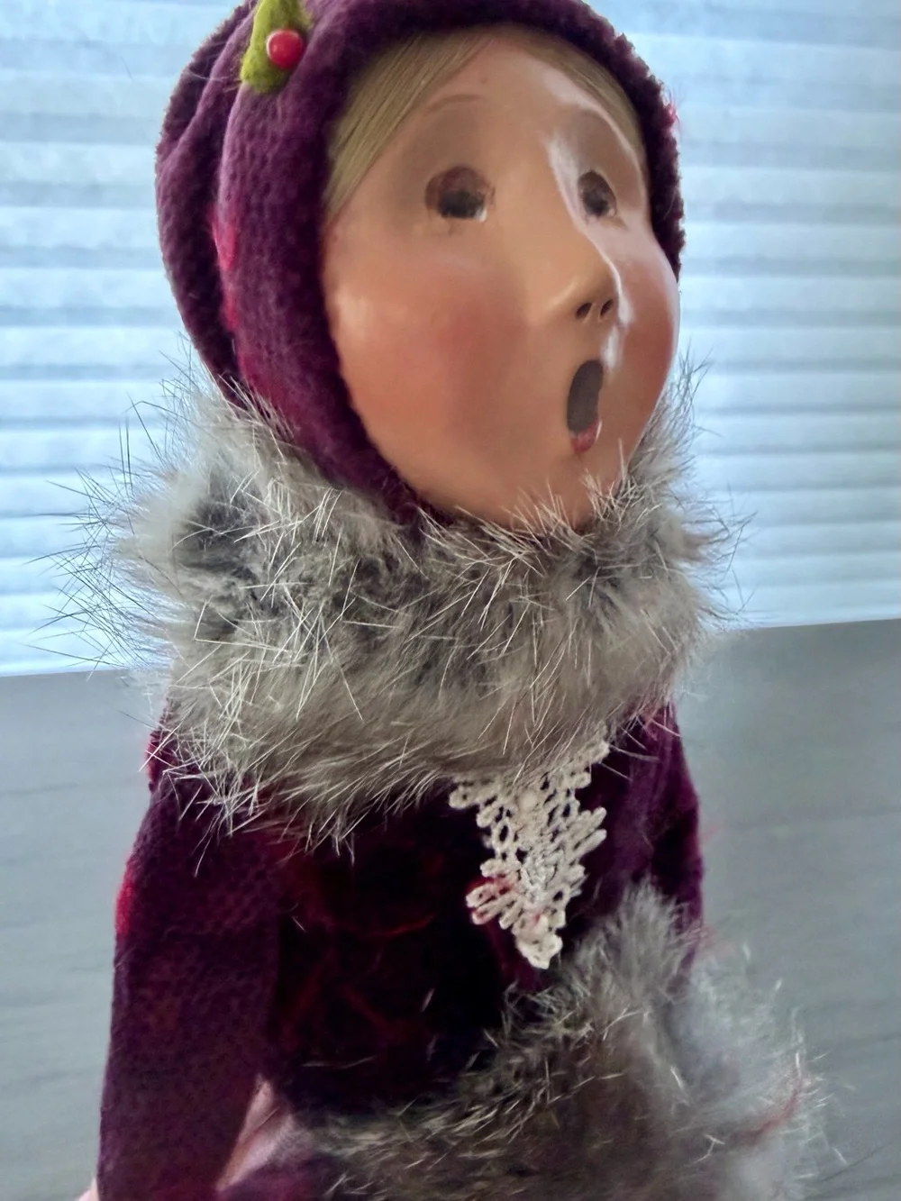 Byers’ Choice 2004 Victorian Woman Caroler Retired Faux Fur Muff